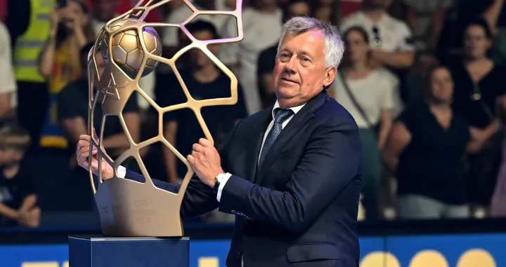 epa10023102 EHF President Michael Wiederer delivers the trophy after the 2022 EHF FINAL4 Handball Champions League final match between FC Barcelona and Lomza Vive Kielce in Cologne, Germany, 19 June 2022. EPA/ULRICH HUFNAGEL/Foto: Ulrich Hufnagel