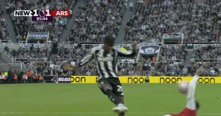 Gabriela pogodila lopta u ruku nakon centaršuta Elange (FOTO: Screenshot/X)/Foto: 