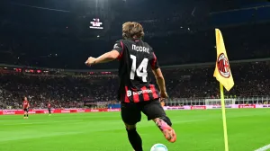 Soccer Football - Serie A - AC Milan v Napoli - San Siro, Milan, Italy - September 28, 2025 AC Milan's Luka Modric in action as he takes a corner kick REUTERS/Daniele Mascolo/Foto: Daniele Mascolo