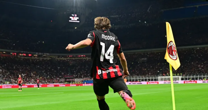 Soccer Football - Serie A - AC Milan v Napoli - San Siro, Milan, Italy - September 28, 2025 AC Milan's Luka Modric in action as he takes a corner kick REUTERS/Daniele Mascolo/Foto: Daniele Mascolo
