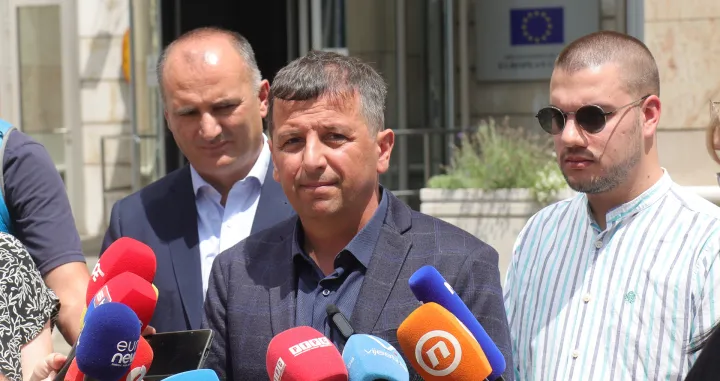 Lider Liste za pravdu i red Nebojša Vukanović pres ispred zgrade Delegacije Evropske unije u Bosni i Hercegovini/Senad Gubelić