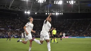 Soccer Football - LaLiga - Levante v Real Madrid - Estadi Ciutat de Valencia, Valencia, Spain - September 23, 2025 Real Madrid's Kylian Mbappe celebrates scoring their third goal with Dean Huijsen REUTERS/Pablo Morano/Foto: Pablo Morano