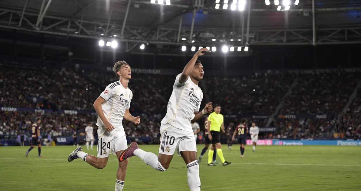 Soccer Football - LaLiga - Levante v Real Madrid - Estadi Ciutat de Valencia, Valencia, Spain - September 23, 2025 Real Madrid's Kylian Mbappe celebrates scoring their third goal with Dean Huijsen REUTERS/Pablo Morano/Foto: Pablo Morano