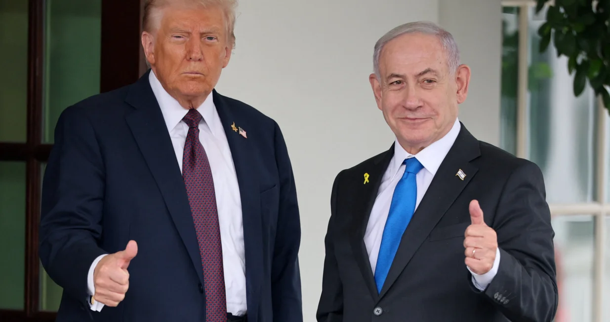 U.S. President Donald Trump and Israeli Prime Minister Benjamin Netanyahu give thumbs-up at the White House in Washington, D.C., U.S., September 29, 2025. REUTERS/Jonathan Ernst  TPX IMAGES OF THE DAY/Jonathan Ernst