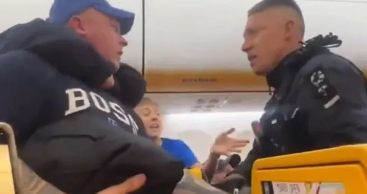 Hapšenje, muškarac, avion, drama na letu, otvaranje vrata/Prtsc