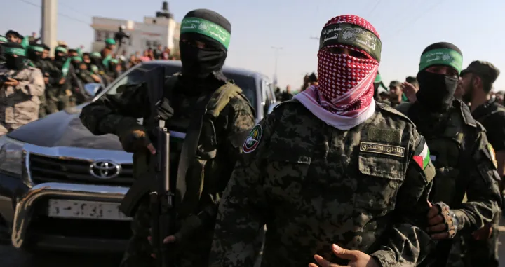 FILE PHOTO: Abu Ubaida, the spokesman of the Izz el-Deen al-Qassam Brigades, walks during an anti-Israel military show by Hamas militants in the southern Gaza Strip November 11, 2019. REUTERS/Ibraheem Abu Mustafa/File Photo/Ibraheem Abu Mustafa