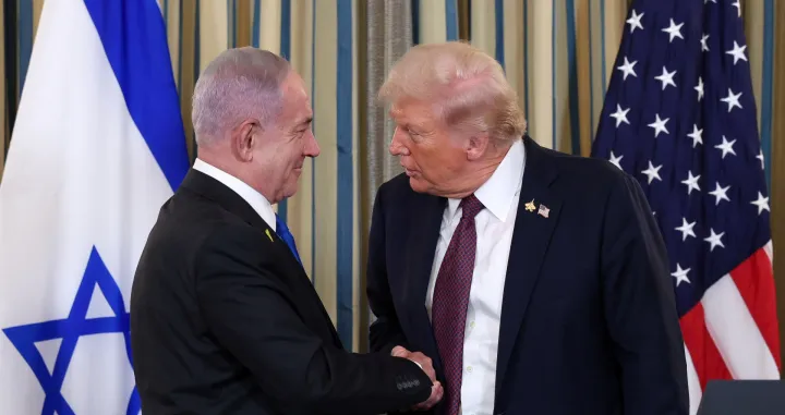 U.S. President Donald Trump and Israeli Prime Minister Benjamin Netanyahu shake hands at a joint press conference in the State Dining Room at the White House in Washington, D.C., U.S., September 29, 2025. REUTERS/Jonathan Ernst/Jonathan Ernst