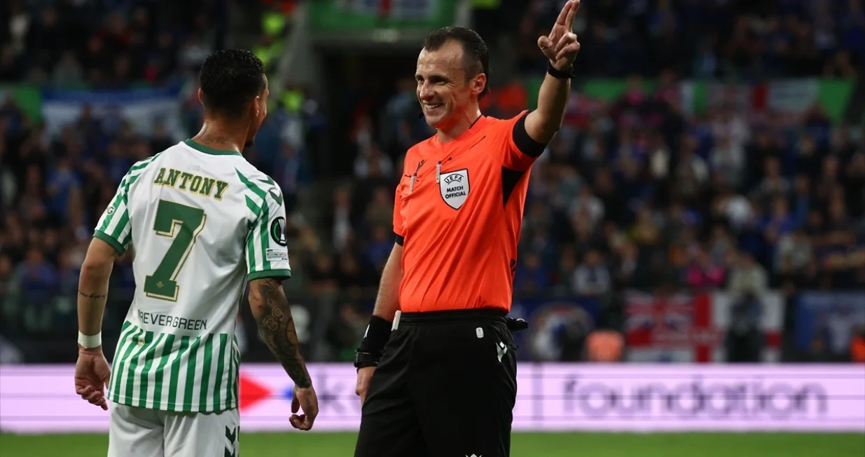 Fudbaleri španskog Real Betisa i engleskog Chelseaja igraju finale UEFA Konferencijske lige na Wroclaw stadionu u Poljskoj. Glavni sudija na terenu je bh. arbitar Irfan Peljto/Foto: Jakub Porzycki