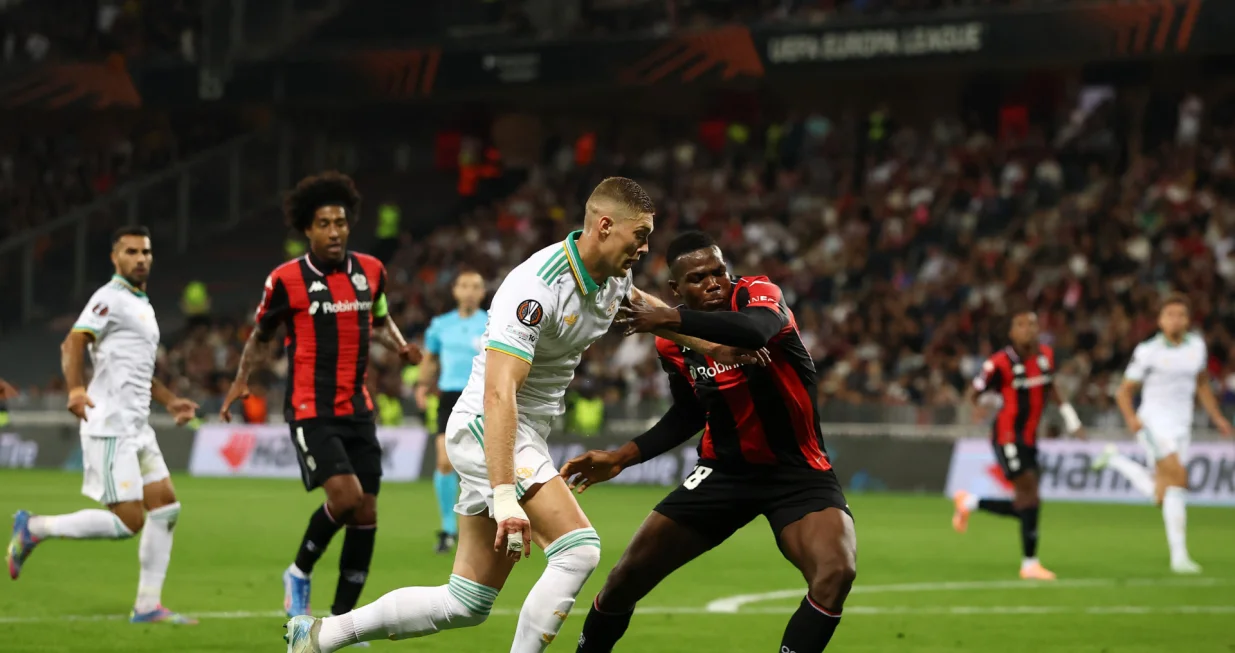 Soccer Football - UEFA Europa League - OGC Nice v AS Roma - Allianz Riviera, Nice, France - September 24, 2025 AS Roma's Artem Dovbyk in action with OGC Nice's Juma Bah REUTERS/Manon Cruz/Foto: Manon Cruz