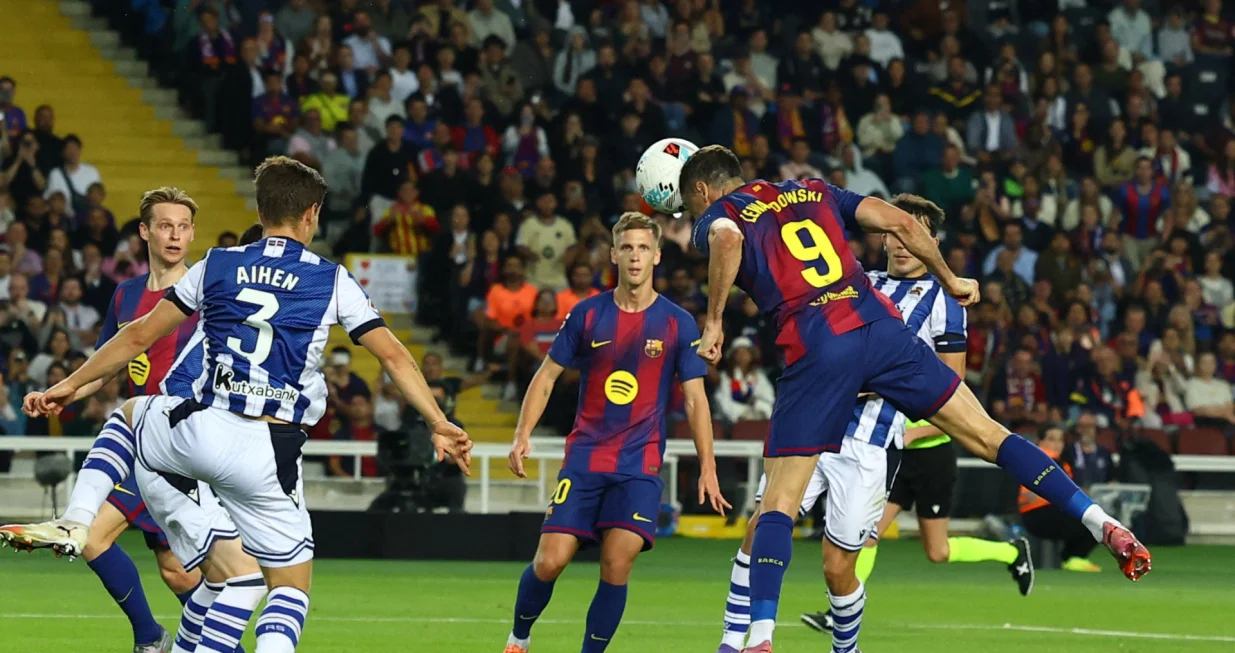 Soccer Football - LaLiga - FC Barcelona v Real Sociedad - Estadi Olimpic Lluis Companys, Barcelona, Spain - September 28, 2025 FC Barcelona's Robert Lewandowski scores their second goal REUTERS/Albert Gea/Foto: Albert Gea