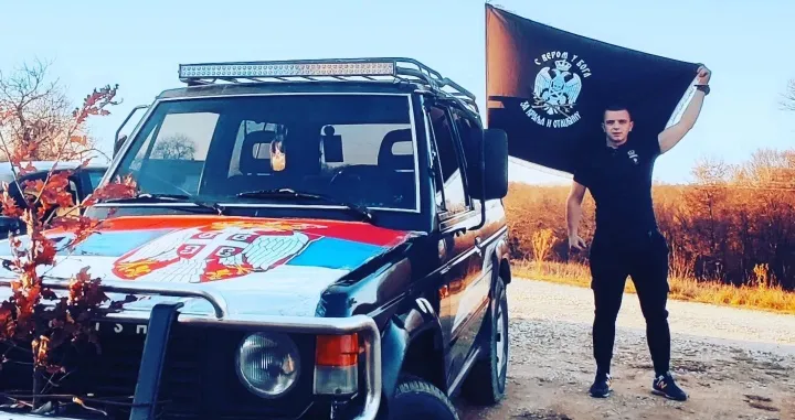 Drago Tendžerić sa zastavom Ravnogorskog četničkog pokreta Facebook/Facebook