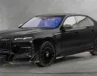  Tuner tvrdi da je stvorio "izuzetan aerodinamički program" za novu Seriju 7, značajno mijenjajući njen vanjski izgled. Zna se da automobil sada ima set od 22-inčnih FD.15 naplataka, čiji je dizajn sličan onima koje su korištene na modifikovanom Rolls-Royce Ghostu. Osim toga, primjetni su crveni detalji koji ističu veliku bubrežastu masku, a dio paketa čine i prednji spliter, pragovi i zadnji difuzor. Mansory je spreman udovoljiti željama svojih klijenata kada je u pitanju unapređenje unutrašnjosti automobila. Objavljena je samo jedna slika karbonskih pragova, što ukazuje da kupci imaju mogućnost da oblože gotovo svaku površinu ovim materijalom. Više detalja biće poznato uskoro./