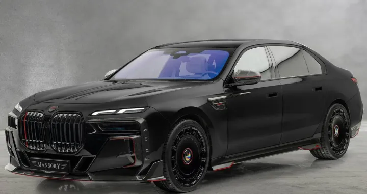  Tuner tvrdi da je stvorio "izuzetan aerodinamički program" za novu Seriju 7, značajno mijenjajući njen vanjski izgled. Zna se da automobil sada ima set od 22-inčnih FD.15 naplataka, čiji je dizajn sličan onima koje su korištene na modifikovanom Rolls-Royce Ghostu. Osim toga, primjetni su crveni detalji koji ističu veliku bubrežastu masku, a dio paketa čine i prednji spliter, pragovi i zadnji difuzor. Mansory je spreman udovoljiti željama svojih klijenata kada je u pitanju unapređenje unutrašnjosti automobila. Objavljena je samo jedna slika karbonskih pragova, što ukazuje da kupci imaju mogućnost da oblože gotovo svaku površinu ovim materijalom. Više detalja biće poznato uskoro./