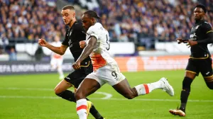 epa10227201 Zeno Debast (L) of Anderlecht and Michail Antonio (C) of West Ham in action during the UEFA Europa Conference League group B soccer match between RSC Anderlecht and West Ham United in Brussels, Belgium, 06 October 2022. EPA/STEPHANIE LECOCQ/Foto: Stephanie Lecocq