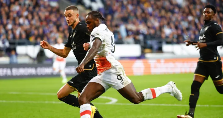 epa10227201 Zeno Debast (L) of Anderlecht and Michail Antonio (C) of West Ham in action during the UEFA Europa Conference League group B soccer match between RSC Anderlecht and West Ham United in Brussels, Belgium, 06 October 2022. EPA/STEPHANIE LECOCQ/Foto: Stephanie Lecocq
