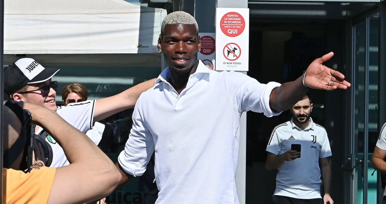 epa10061125 New Juventus' player Paul Pogba arrives at the J Medical center to undergo medical tests, in Turin, Italy, 09 July 2022. The French international has arrived in Turin to complete his return to Italian Serie A soccer side Juventus on a free transfer. EPA/Alessandro Di Marco/Foto: Alessandro Di Marco