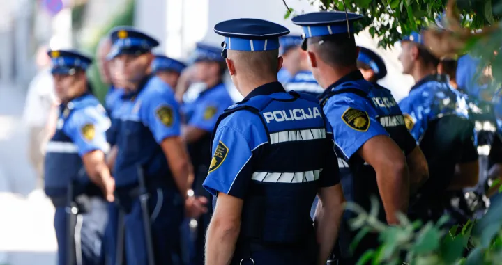 Policajci MUP-a KS u novim uniformama na vježbi/Damir Deljo