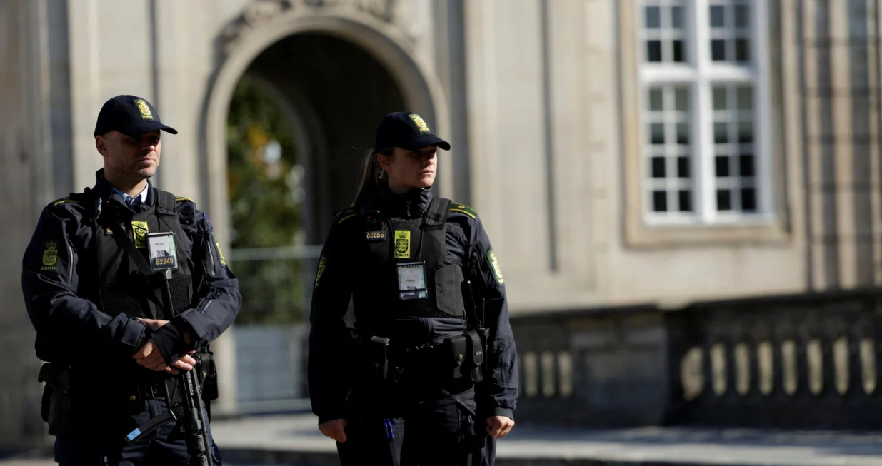 Police officers stand in front of Christiansborg Palace ahead of the informal meeting of European Union leaders in Copenhagen, Denmark, September 30, 2025. REUTERS/Leonhard Foeger/Leonhard Foeger