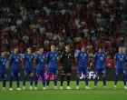 Soccer Football - World Cup - UEFA Qualifiers - Group K - Serbia v England - Stadion Rajko Mitic, Belgrade, Serbia - September 9, 2025 Serbia players during a minutes silence in memory of Dan Tana Action Images via Reuters/Andrew Boyers/Foto: Andrew Boyers
