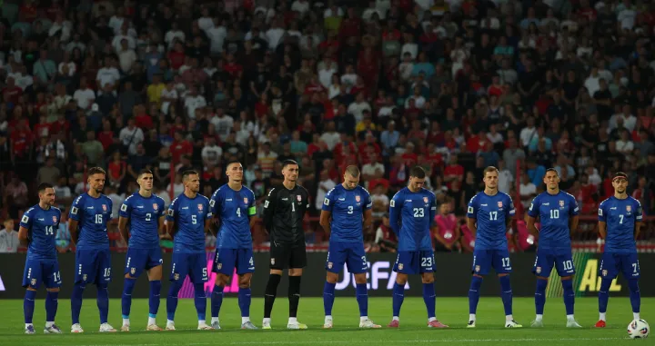 Soccer Football - World Cup - UEFA Qualifiers - Group K - Serbia v England - Stadion Rajko Mitic, Belgrade, Serbia - September 9, 2025 Serbia players during a minutes silence in memory of Dan Tana Action Images via Reuters/Andrew Boyers/Foto: Andrew Boyers