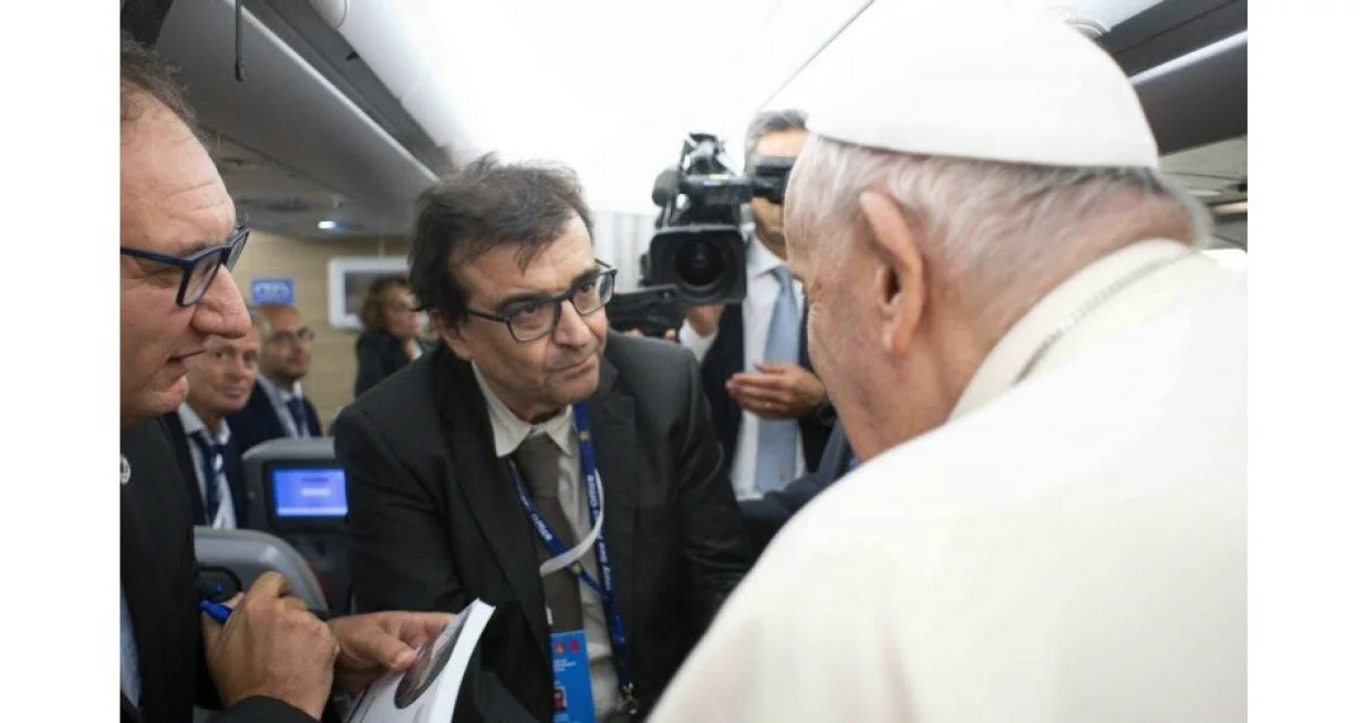 U avionu na putu u Mongoliju, Javier Cercas je predstavljen papi Franji/