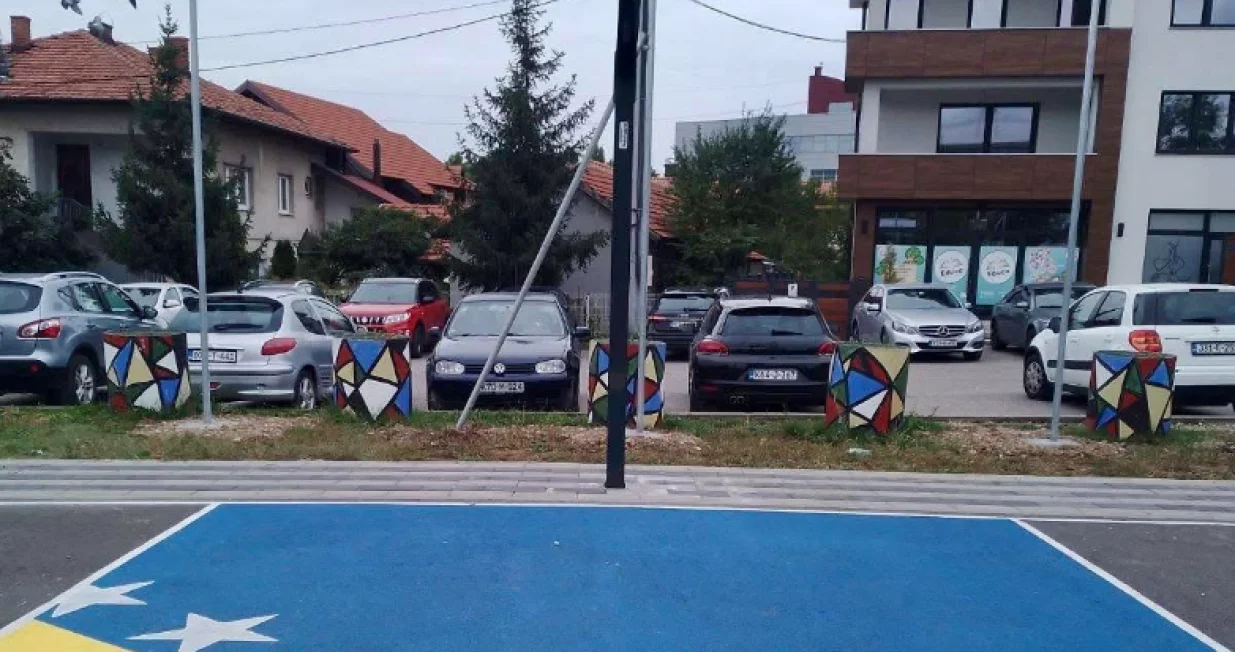 Ministar Omerović naredio uklanjanje zastave BiH nacrtane na igralištu škole u Tuzlanskom kantonu/Screenshot