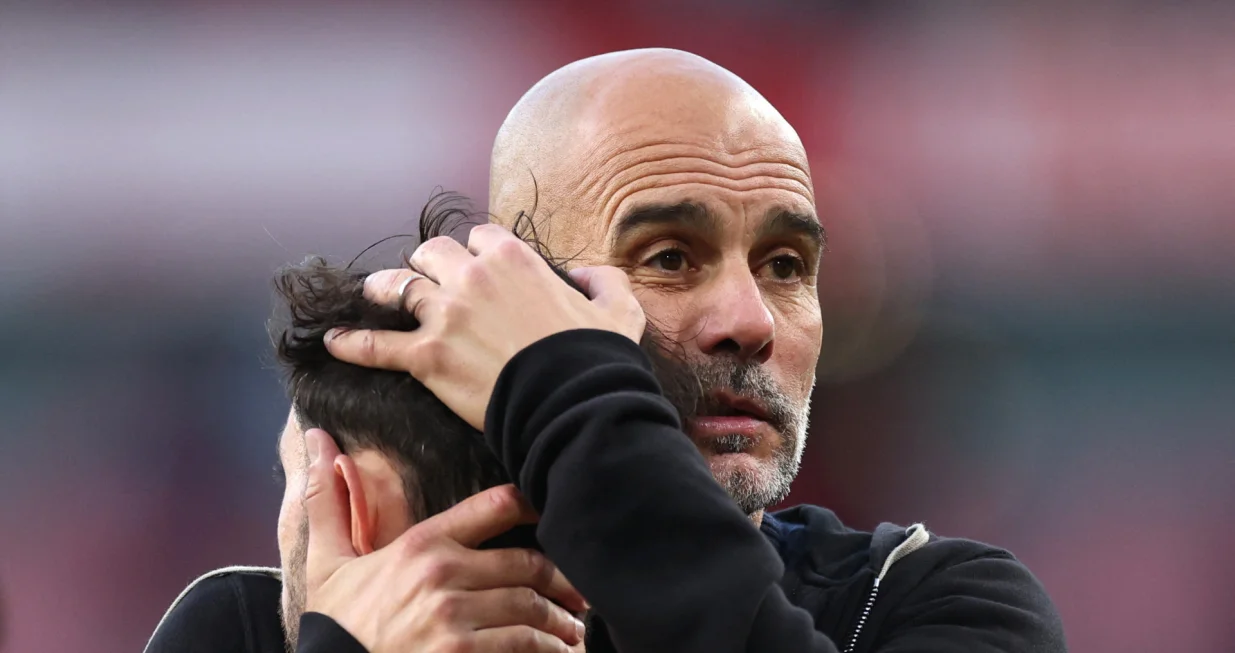 Soccer Football - Premier League - Arsenal v Manchester City - Emirates Stadium, London, Britain - September 21, 2025 Manchester City manager Pep Guardiola and Bernardo Silva embrace after the match REUTERS/Hannah Mckay EDITORIAL USE ONLY. NO USE WITH UNAUTHORIZED AUDIO, VIDEO, DATA, FIXTURE LISTS, CLUB/LEAGUE LOGOS OR 'LIVE' SERVICES. ONLINE IN-MATCH USE LIMITED TO 120 IMAGES, NO VIDEO EMULATION. NO USE IN BETTING, GAMES OR SINGLE CLUB/LEAGUE/PLAYER PUBLICATIONS. PLEASE CONTACT YOUR ACCOUNT REPRESENTATIVE FOR FURTHER DETAILS../Foto: Hannah Mckay