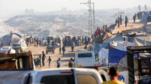 Palestinci nastavljaju migrirati prema sjevernoj Gazi zbog intenzivnih napada izraelske vojske u gradu Gazi, Gaza, 2. oktobra 2025. Lokalno stanovništvo, noseći stvari koje su mogli, krenulo je automobilima, konjskim zapregama i pješice ulicom al-Rashid prema centralnom dijelu Gaze./Mohammed Nassar