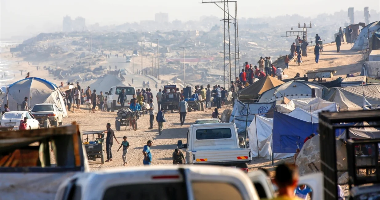 Palestinci nastavljaju migrirati prema sjevernoj Gazi zbog intenzivnih napada izraelske vojske u gradu Gazi, Gaza, 2. oktobra 2025. Lokalno stanovništvo, noseći stvari koje su mogli, krenulo je automobilima, konjskim zapregama i pješice ulicom al-Rashid prema centralnom dijelu Gaze./Mohammed Nassar