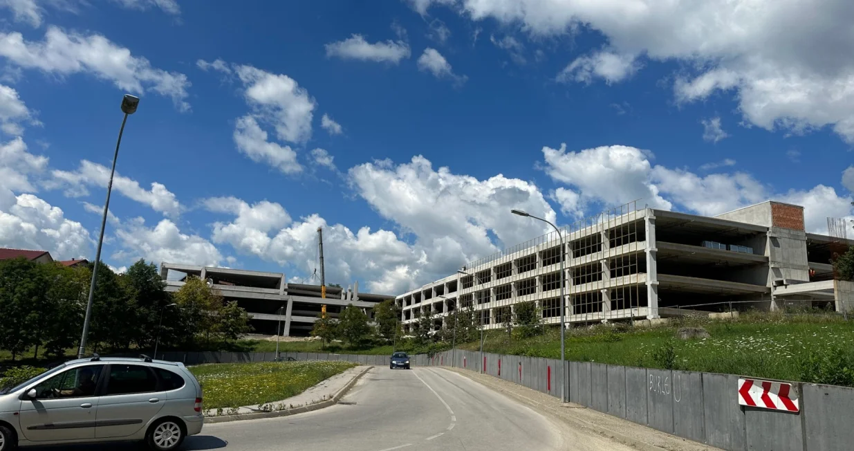 Nedovršena garaža UKC RS-a/