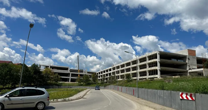 Nedovršena garaža UKC RS-a/