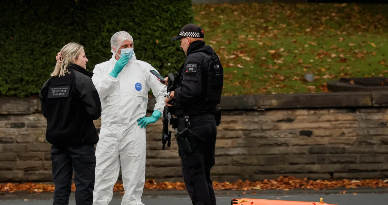 A forensic technician and police officers work at the scene after a man drove a car into pedestrians and stabbed a security guard in an attack at a synagogue where worshippers were marking Yom Kippur, the holiest day on the Jewish calendar, according to the British police, in north Manchester, Britain, October 2, 2025. REUTERS/Phil Noble/Phil Noble