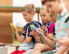 djeca i mobiteli, škola, mobiteli, zabrana mobitela u školi, /Freepik 