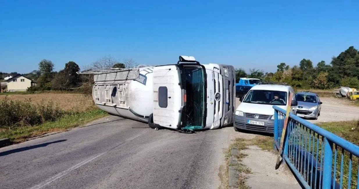 Prevrnuo se kamion/Printscreen/Viber grupa//