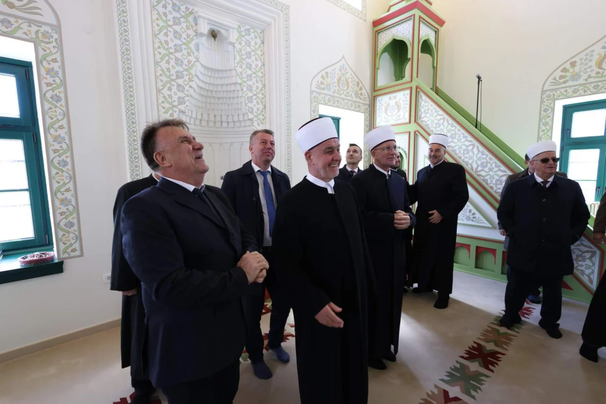 U Gradačcu je danas svečano otvorena obnovljena Sviračka džamija/Amel Emrić