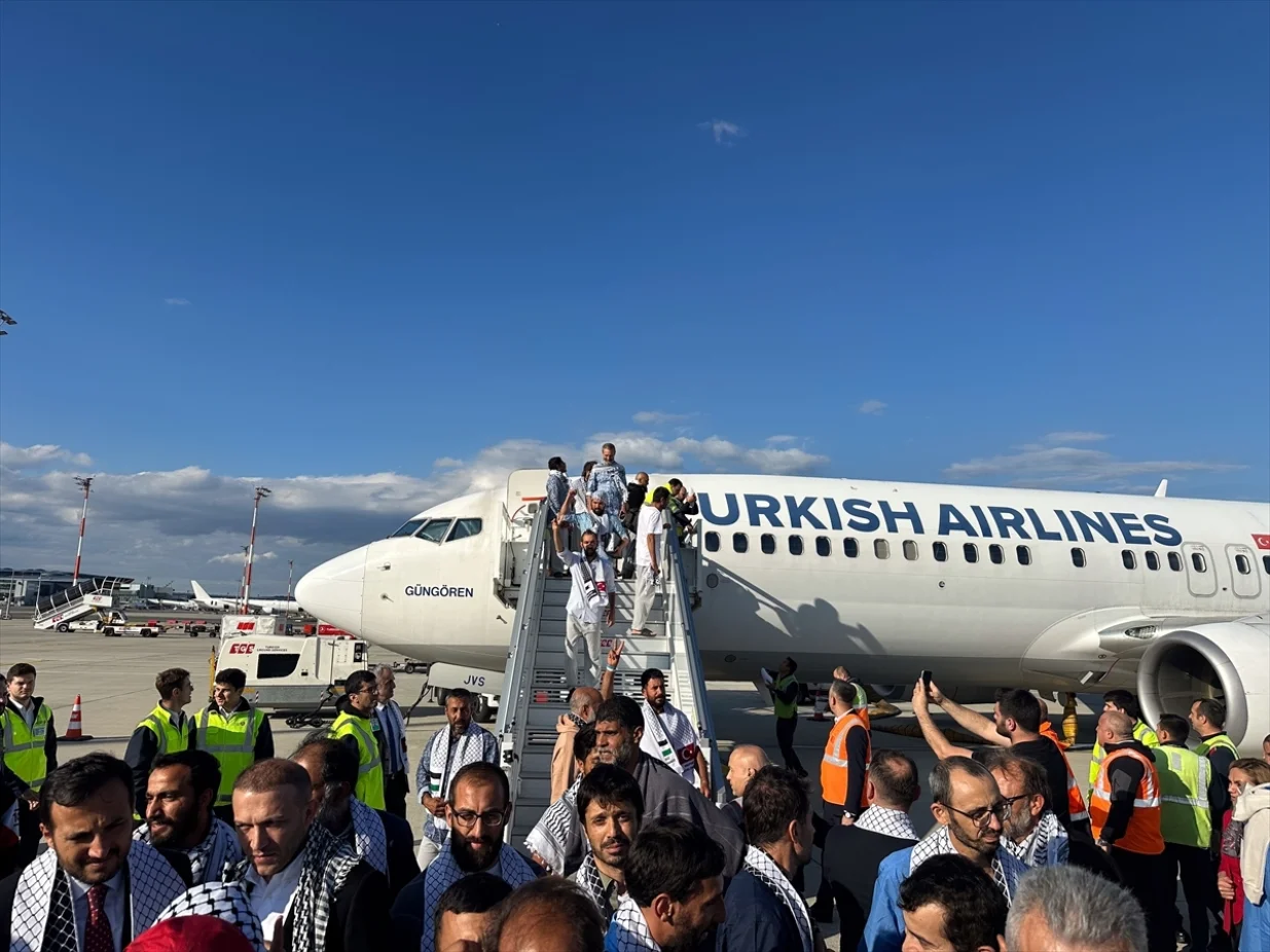 Avion s aktivistima iz Globalne flotile Sumud, koje je Izrael napao i pritvorio u međunarodnim vodama, sletio je na aerodrom u Istanbulu u subotu poslijepodne/Muhammed Enes Yıldırım
