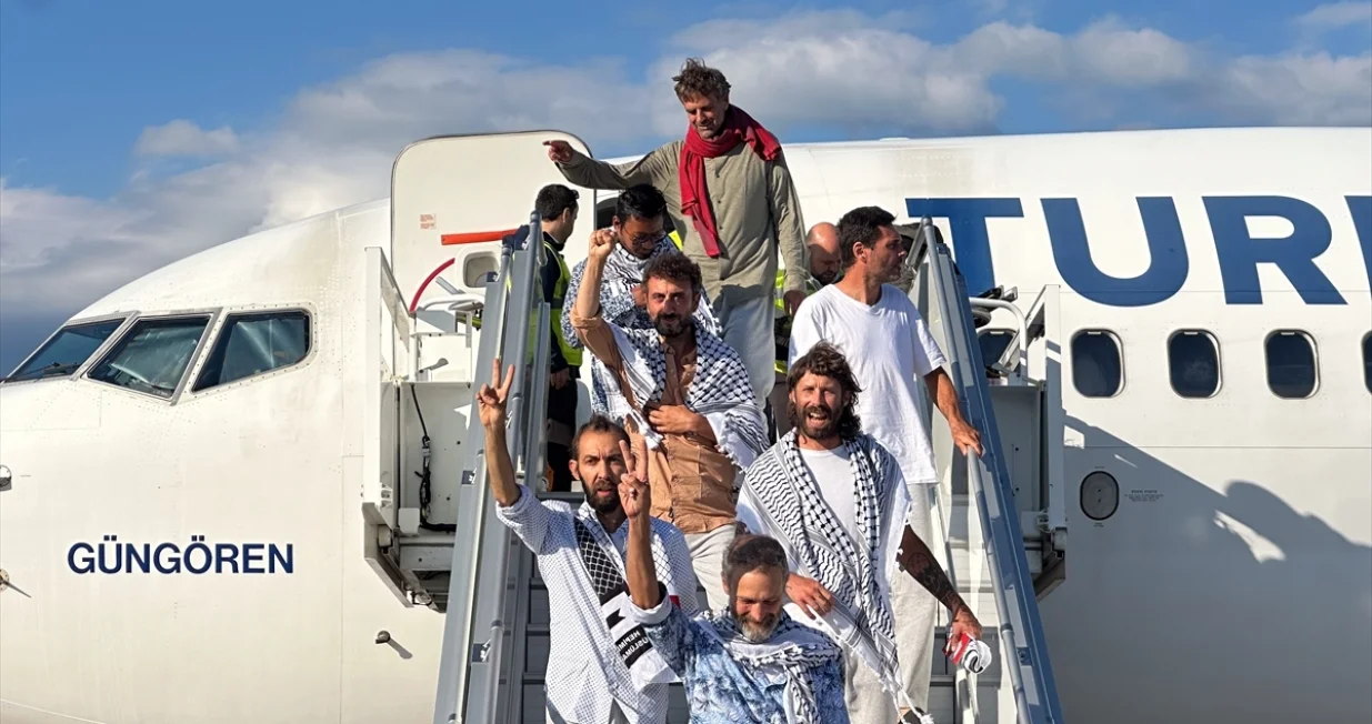 Avion s aktivistima iz Globalne flotile Sumud, koje je Izrael napao i pritvorio u međunarodnim vodama, sletio je na aerodrom u Istanbulu u subotu poslijepodne/Muhammed Enes Yıldırım