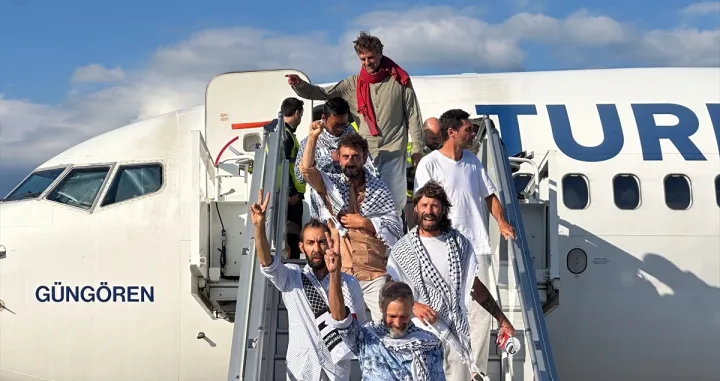 Avion s aktivistima iz Globalne flotile Sumud, koje je Izrael napao i pritvorio u međunarodnim vodama, sletio je na aerodrom u Istanbulu u subotu poslijepodne/Muhammed Enes Yıldırım