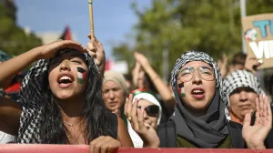 BARCELONA, ŠPANIJA, 4. OKTOBAR: Hiljade aktivista u subotu je marširalo kroz centar Barcelone u znak solidarnosti s Gazom, pozivajući na prekid trgovine oružjem i svih odnosa s IzraelomGradska policija procijenila je odziv na oko 70.000 ljudi, dok su organizatori iz grupe "Prou ​​Complicitat amb Israel" procijenili brojku na oko 300.000.Protest, održan pod sloganom "Zaustavite genocid u Palestini, okončajte trgovinu oružjem i veze s Izraelom, za potpuni embargo", započeo je kod Jardinets de Gracia, a završio kod Slavoluka pobjede, gdje je pročitan manifest i izložen veliki transparent podrške Palestini.Demonstranti su skandirali "Od rijeke do mora, Palestina će biti slobodna" i "Oslobodite Palestinu", dok su neki aktivisti ispisivali slogane sprejem po trgovinama, restoranima i bankama duž Passeig de Gracia, optužujući ih da su "saučesnici u genocidu".Marš je uglavnom prošao bez incidenata, a završni skup s govorima građanskih i kulturnih grupa bio je zakazan za poslijepodne. U svom saopštenju, organizacija "Prou ​​Complicitat amb Israel" optužila je zapadne vlade, uključujući Španiju, da "legitimiziraju genocid" podržavajući takozvani plan Trump-Netanyahu za Gazu. Grupa je saopštila da plan krši Rezoluciju UN-a 1514 o dekolonizaciji i uskraćuje Palestincima pravo na samoopredjeljenje.Organizatori su pozvali Evropsku uniju da suspenduje svoj sporazum o pridruživanju s Izraelom i uvede sveobuhvatni vojni embargo, kao i da prekine diplomatske, kulturne, sportske i ekonomske veze.Također su pozvali špansku vladu da zaustavi prodaju oružja i vojne tehnologije Izraelu, ukine takozvani španski Zakon o zabrani trgovine oružjem i osigura da brodovi povezani s trgovinom oružjem ne pristaju u luku Barcelone. (Lorena Sopena - Anadolu Agency)/