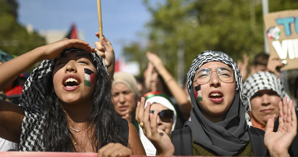 BARCELONA, ŠPANIJA, 4. OKTOBAR: Hiljade aktivista u subotu je marširalo kroz centar Barcelone u znak solidarnosti s Gazom, pozivajući na prekid trgovine oružjem i svih odnosa s IzraelomGradska policija procijenila je odziv na oko 70.000 ljudi, dok su organizatori iz grupe "Prou ​​Complicitat amb Israel" procijenili brojku na oko 300.000.Protest, održan pod sloganom "Zaustavite genocid u Palestini, okončajte trgovinu oružjem i veze s Izraelom, za potpuni embargo", započeo je kod Jardinets de Gracia, a završio kod Slavoluka pobjede, gdje je pročitan manifest i izložen veliki transparent podrške Palestini.Demonstranti su skandirali "Od rijeke do mora, Palestina će biti slobodna" i "Oslobodite Palestinu", dok su neki aktivisti ispisivali slogane sprejem po trgovinama, restoranima i bankama duž Passeig de Gracia, optužujući ih da su "saučesnici u genocidu".Marš je uglavnom prošao bez incidenata, a završni skup s govorima građanskih i kulturnih grupa bio je zakazan za poslijepodne. U svom saopštenju, organizacija "Prou ​​Complicitat amb Israel" optužila je zapadne vlade, uključujući Španiju, da "legitimiziraju genocid" podržavajući takozvani plan Trump-Netanyahu za Gazu. Grupa je saopštila da plan krši Rezoluciju UN-a 1514 o dekolonizaciji i uskraćuje Palestincima pravo na samoopredjeljenje.Organizatori su pozvali Evropsku uniju da suspenduje svoj sporazum o pridruživanju s Izraelom i uvede sveobuhvatni vojni embargo, kao i da prekine diplomatske, kulturne, sportske i ekonomske veze.Također su pozvali špansku vladu da zaustavi prodaju oružja i vojne tehnologije Izraelu, ukine takozvani španski Zakon o zabrani trgovine oružjem i osigura da brodovi povezani s trgovinom oružjem ne pristaju u luku Barcelone. (Lorena Sopena - Anadolu Agency)/