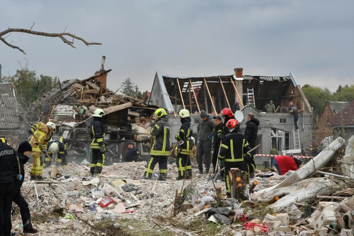 Ukrajina je u nedjelju saopćila da je najmanje pet osoba poginulo, a 16 povrijeđeno u noćnim ruskim zračnim napadima na zapadnu Lavovsku/Olena Znak