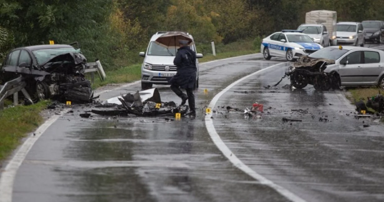 Smrskana vozila na mjestu nesreće/Infoprijedor/