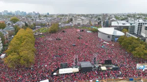 AMSTERDAM, HOLANDIJA - 5. OKTOBAR: Snimak iz zraka prikazuje hiljade demonstranata okupljenih na Museumpleinu koji zahtijevaju odlučnu akciju vlade kako bi se zaustavili izraelski napadi na Gazu, u Amsterdamu, Holandija, 5. oktobra 2025.Protest "Crvena linija" pozvao je na hitne političke mjere i odgovornost za tekuće izraelske napade, dok su organizatori kritikovali nevoljkost holandske vlade da preduzme odlučnu akciju. (Mouneb Taim - Anadolu Agency)/