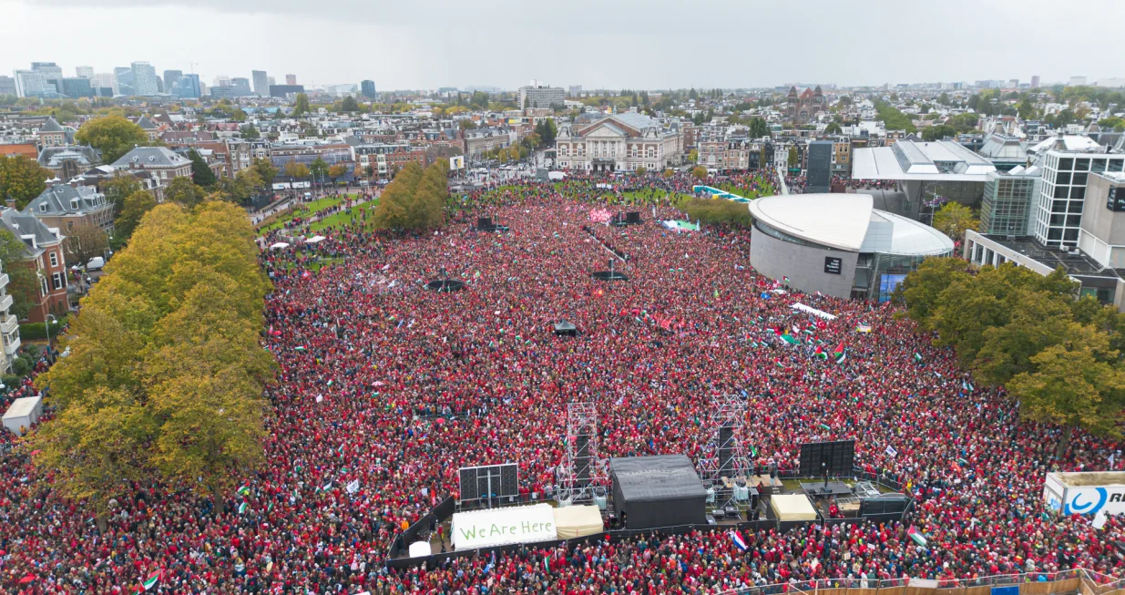 AMSTERDAM, HOLANDIJA - 5. OKTOBAR: Snimak iz zraka prikazuje hiljade demonstranata okupljenih na Museumpleinu koji zahtijevaju odlučnu akciju vlade kako bi se zaustavili izraelski napadi na Gazu, u Amsterdamu, Holandija, 5. oktobra 2025.Protest "Crvena linija" pozvao je na hitne političke mjere i odgovornost za tekuće izraelske napade, dok su organizatori kritikovali nevoljkost holandske vlade da preduzme odlučnu akciju. (Mouneb Taim - Anadolu Agency)/