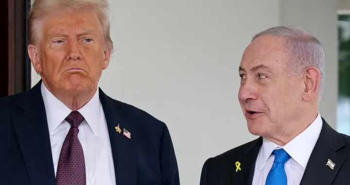U.S. President Donald Trump welcomes Israeli Prime Minister Benjamin Netanyahu at the White House in Washington, D.C., U.S., September 29, 2025. REUTERS/Jonathan Ernst/Jonathan Ernst
