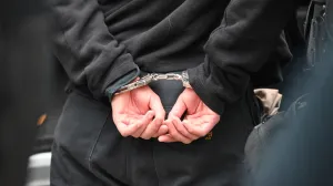 Lisice na rukama/Kyle Mazza