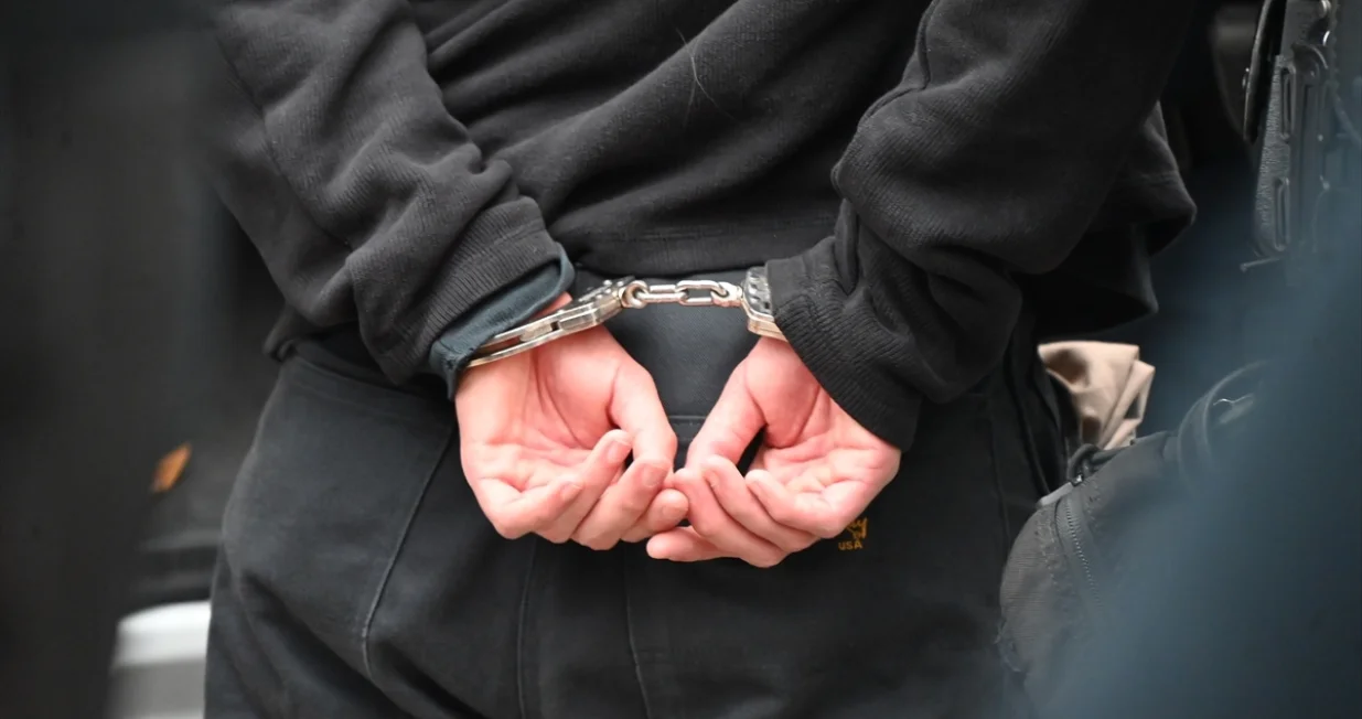 Lisice na rukama/Kyle Mazza