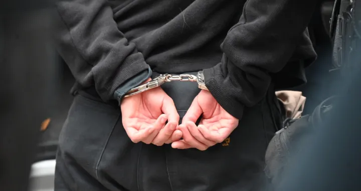 Lisice na rukama/Kyle Mazza