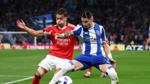 Soccer Football - Primeira Liga - FC Porto v Benfica - Estadio do Dragao, Porto, Portugal - October 5, 2025 Benfica's Amar Dedic in action with FC Porto's Borja Sainz REUTERS/Pedro Nunes/Foto: Pedro Nunes