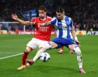 Soccer Football - Primeira Liga - FC Porto v Benfica - Estadio do Dragao, Porto, Portugal - October 5, 2025 Benfica's Amar Dedic in action with FC Porto's Borja Sainz REUTERS/Pedro Nunes/Foto: Pedro Nunes